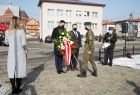 Wicemarszałek Łukasz Smółka i wiceprzewodniczący SWM Wojciech Skruch oddają hołd przed pomnikiem pamięci Żołnierzy Wyklętych w Szerzynach