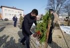 Wicemarszałek Łukasz Smółka składa kwiaty przed pomnikiem 