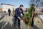 Wiceprzewodniczący SWM Wojciech Skruch składa kwiaty przed pomnikiem
