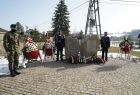 Pomnik pamięci Żołnierzy Wyklętych w Szerzynach, po jego dwóch stronach stoi straż honorowa