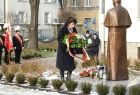 Jadwiga Wójtowicz składa kwiaty pod pomnikiem św. Jana Pawła II w Gorlicach