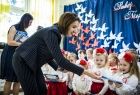 Marta Malec-Lech z zarządu województwa rozdaje książeczki przedszkolakom