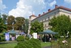 Piknik wojskowy w Muzeum Archeologicznym w Krakowie. Widok na ogrody ze stoiskami.