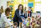 Marta Malec-Lech z grupą przedszkolaków