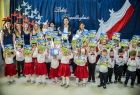 Uczestnicy uroczystości, w tym Marta Malec-Lech, z grupą przedszkolaków pozują do pamiątkowego zdjęcia