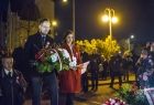 Marta Malec-Lech składa kwiaty pod pomnikiem Piłsudskiego 