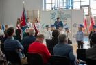 akademia w szkole podczas dnia Edukacji Narodowej, dyrektor przemawia, goście siedzą na widowni