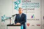 marszałek przed mikrofonem podczas wystąpienia