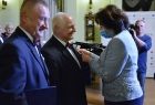 Jadwiga Wójtowicz wręcza odznaczenia członkom Chóru Echo II