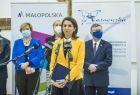 Marta Malec-Lech podczas konferencji prasowej, w tle grupa uczestników konferencji