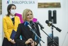 Poseł Anna Pieczarka podczas konferencji prasowej, w tle Marta Malec-Lech z zarządu województwa