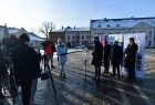 Konferencja prasowa na Rynku w Olkuszu. W spotkaniu wzięli udział: wicemarszałek Łukasz Smółka, wojewoda Łukasz Kmita, burmistrz Olkusza Roman Piaśnik oraz radny województwa Andrzej Wójcik