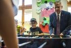 Marszałek Witold Kozłowski podczas wizyty w KCEM w Tarnowie, w towarzystwie dzieci, młodzieży i seniorów
