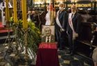 msza święta w Bazylice Mariackiej, wnętrze Bazyliki, wierni oraz zdjęcie śp. Wojciecha Grzeszka