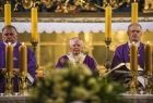 msza święta w Bazylice Mariackiej, widok na ołtarz, przy ołtarzu księża i arcybiskup Marek Jędraszewski