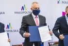 Samorządowcy prezentują podpisany list intencyjny