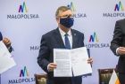 Marszałek Małopolski Witold Kozłowski prezentuje podpisany w Nowym Sączu list intencyjny