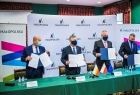 Marszałek Małopolski Witold Kozłowski, Ludomir Handzel, prezydent Nowego Sącza, Bernard Stawiarski, wójt gminy Chełmiec, Stanisław Banach, wójt Podegrodzia, prezentują list intencyjny