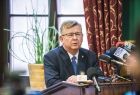 Marszałek Małopolski Witold Kozłowski odpowiadający na pytania dziennikarzy