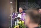 ksiądz przemawiający do mikrofonu