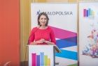 Marta Malec-Lech z zarządu województwa mówi do mikrofonu.
