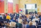 Ludzie siedzący na konferencji.