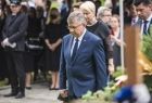 marszałek Witold Kozłowski podczas uroczystości pogrzebowych na Cmentarzu Rakowickim, obok wicemarszałek Łukasz Smółka i Iwona Gibas z zarządu województwa