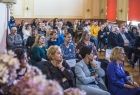 Ludzie siedzący na konferencji.
