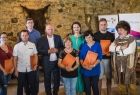 Marta Malec-Lech z zarządu województwa z uczestnikami biesiady.