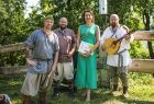 Marta Malec-Lech z zarządu województwa z zespołem muzycznym.