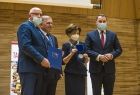 Minister Marlena Maląg trzyma odznaczenie - Grosz Ziemski Tarnowski