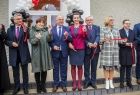 Wicemarszałek Józef Gawron, Marta Malec-Lech z zarządu województwa oraz pozostali uczestnicy uroczystości podczas przecięcia wstęgi.