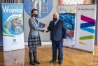 Marta Malec-Lech z Zarządu Województwa Małopolskiego przekazała burmistrzowi Wojnicza Tadeuszowi Bąkowi umowę na budowę nowoczesnego Punktu Selektywnej Zbiórki Odpadów Komunalnych