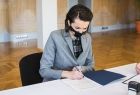Marta Malec-Lech z Zarządu Województwa Małopolskiego podpisuje umowę na budowę nowoczesnego Punktu Selektywnej Zbiórki Odpadów Komunalnych w Wojniczu