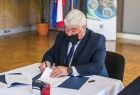 Burmistrz Wojnicza Tadeusz Bąk podpisuje umowę na budowę nowoczesnego Punktu Selektywnej Zbiórki Odpadów Komunalnych
