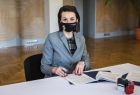 Marta Malec-Lech z Zarządu Województwa Małopolskiego podpisuje umowę na budowę nowoczesnego Punktu Selektywnej Zbiórki Odpadów Komunalnych w Wojniczu