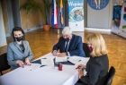 Marta Malec-Lech z Zarządu Województwa Małopolskiego oraz burmistrz Wojnicza Tadeusz Bąk podpisują umowę na budowę nowoczesnego Punktu Selektywnej Zbiórki Odpadów Komunalnych