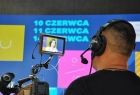 Realizacja telewizyjna w studiu, na pierwszym planie widok nagrania na ekranie kamery