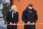 Dyrektor ROPS w Krakowie Wioletta Wilimska i Wiceprzewodniczący Sejmiku Województwa Małopolskiego Wojciech Skruch przecinają biało-czerwoną wstęgę podczas otwarcia Centrum