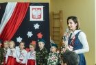 Marta Malec-Lech z zarządu województwa mówi do mikrofonu.