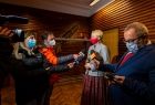 Iwona Gibas podczas rozmowy z mediami