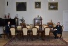 marszałek Witold Kozłowski i Jakub Kwaśny - przewodniczący rady miejskiej w Tarnowie siedzą przy stole w gabinecie