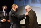 Sekretarz Wojciech Piech przypina odznaczenie