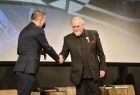 Sekretarz Wojciech Piech ściska dłoń K. Kulisia