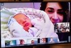 Mama wraz nowo narodzonym dzieckiem podczas rozmowy za pośrednictwem internetowych łączy z marszałkiem Witoldem Kozłowskim i wicemarszałkiem Łukaszem Smółką