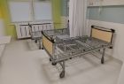 Łóżko szpitalne w sali na wyremontowanym oddziale