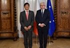 Wicemarszałek Józef Gawron stoi w gabinecie z ambasadorem Japonii w Polsce Akio Miyajimą. W tle widoczne zabytkowe meble i flagi Małopolski, Polski i Unii Europejskiej.