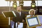 Marszałek Witold Kozłowski i radna Marta Mordarska z odznaczeniem Polonia Minor.