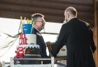 Marszałek Witold Kozłowski i dyrektor radia RDN ks. Jan Bartoszek.
