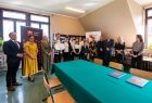 Marta Malec-Lech z zarządu województwa stoi wraz z pozostałymi uczestnikami wydarzenia.